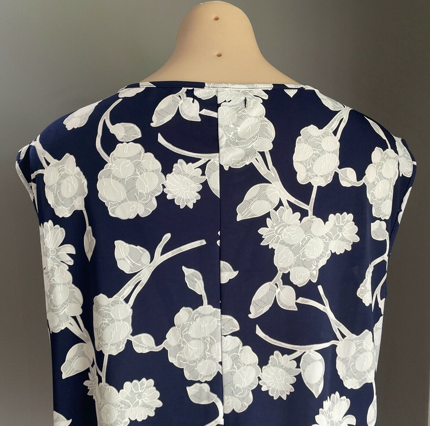 SUITE BOUTIQUE Top Navy & White Floral Print Sleeveless Size 16  *Day 2 Night