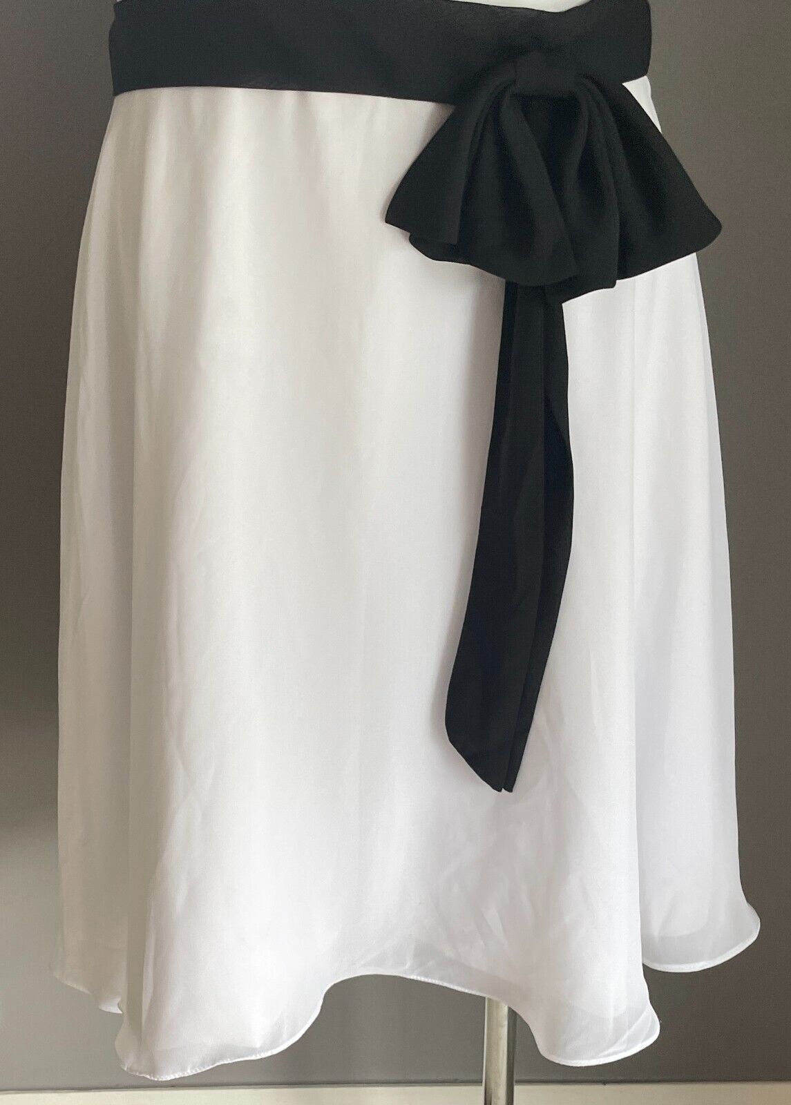 Dress w Black Tie White High Waist Pleat Bust A-Line Skirt Knee Length Size 10