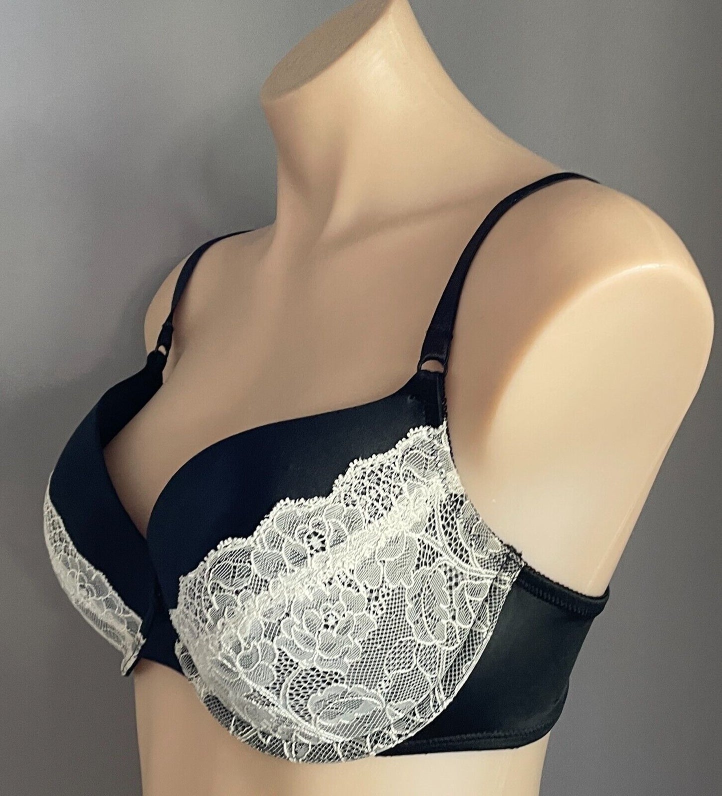 WONDERBRA Push Up Bra Black and White Lace Trim Size 14D Adjustable H7421