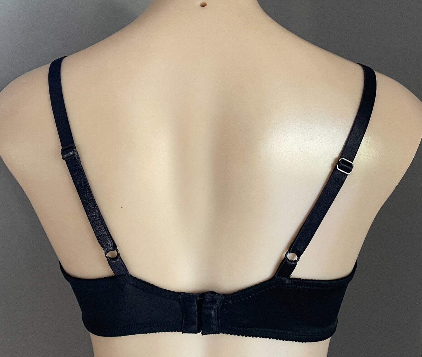 WONDERBRA Push Up Bra Black and White Lace Trim Size 14D Adjustable H7421