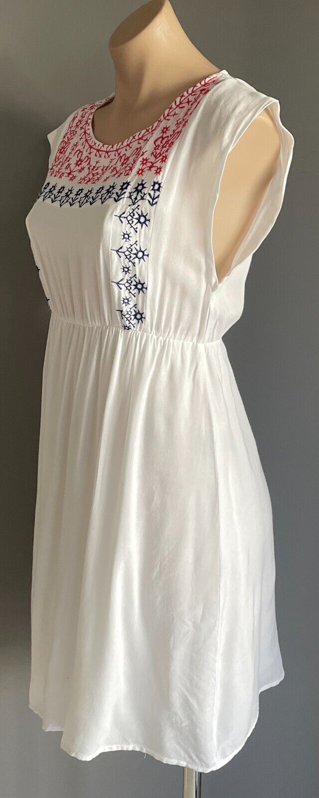RED BERRY White Dress Elastic Waist Size M 10 Coral Red Navy Embroidery