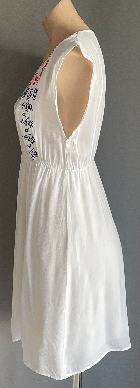 RED BERRY White Dress Elastic Waist Size M 10 Coral Red Navy Embroidery