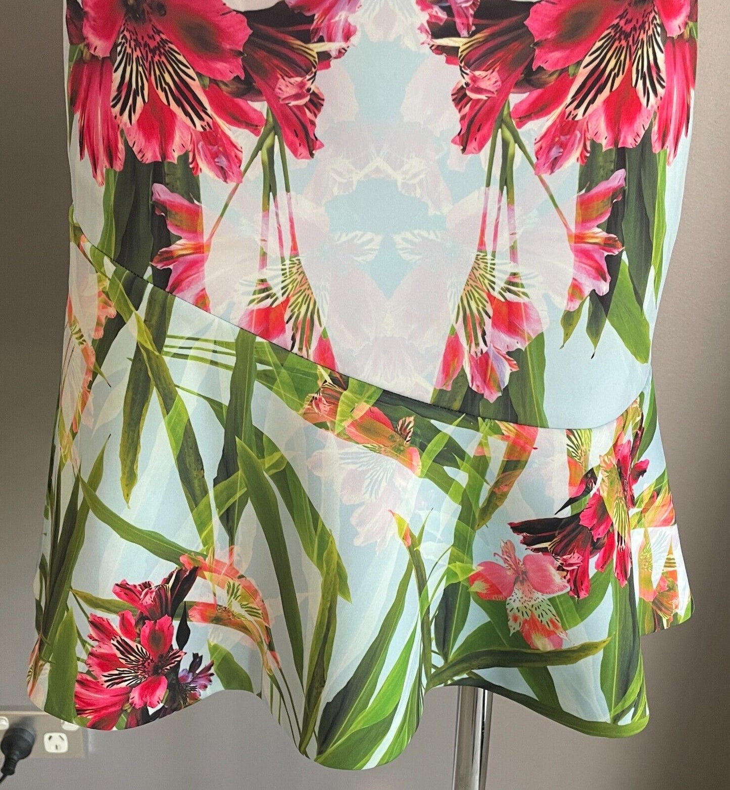 KAREN MILLEN Dress Graphic Floral Print V-Neck Sleeveless Flounce Hem Size AU 10