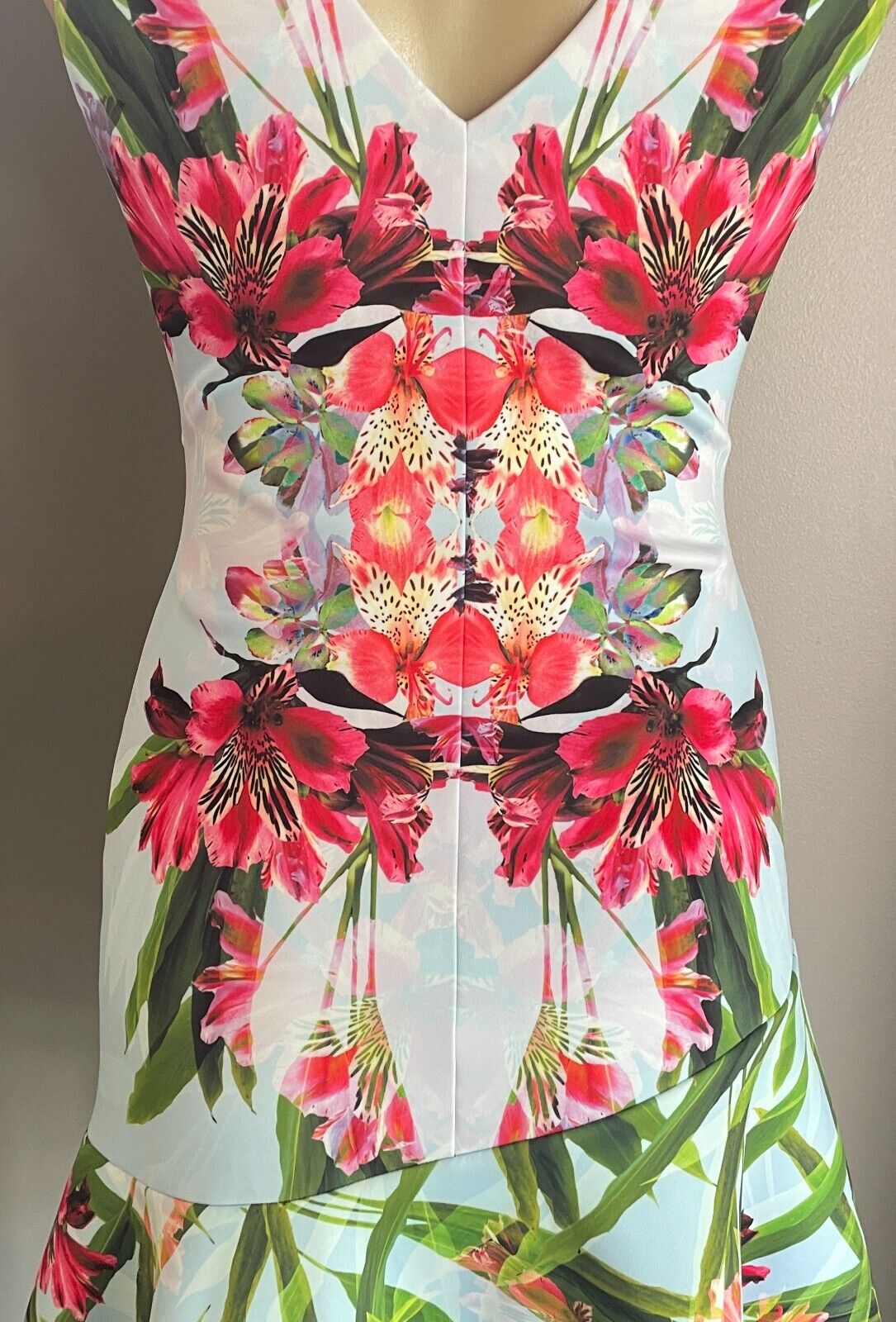 KAREN MILLEN Dress Graphic Floral Print V-Neck Sleeveless Flounce Hem Size AU 10