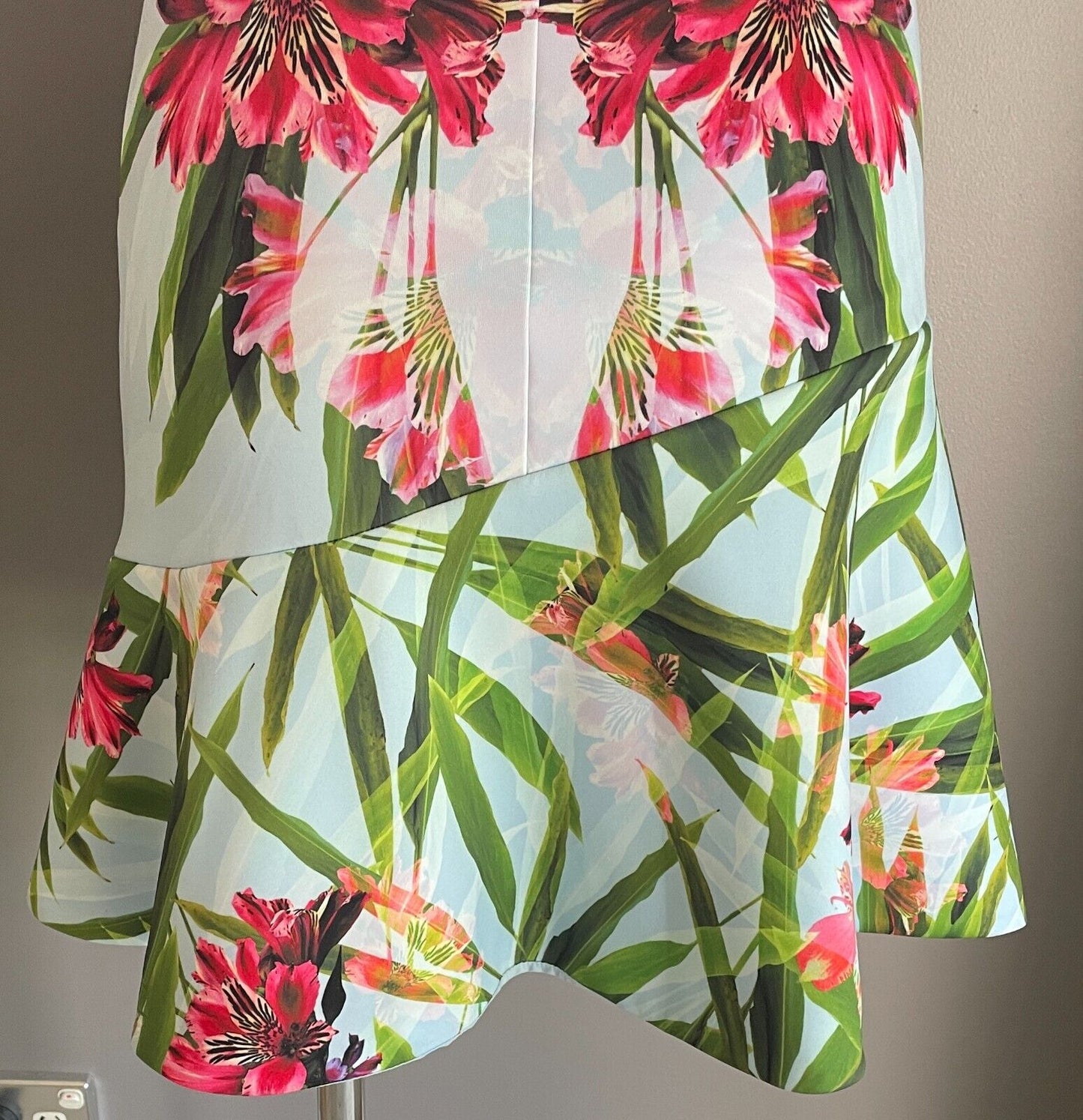 KAREN MILLEN Dress Graphic Floral Print V-Neck Sleeveless Flounce Hem Size AU 10
