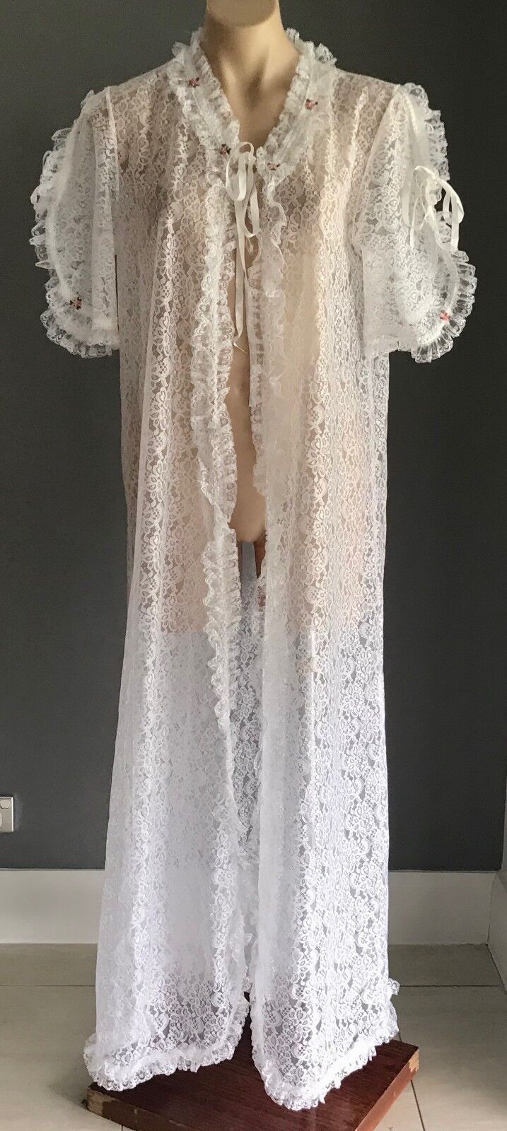 Vintage IRENE LINGERIE White Dressing Gown Lace Short Tie Sleeves Flowers Sz 14