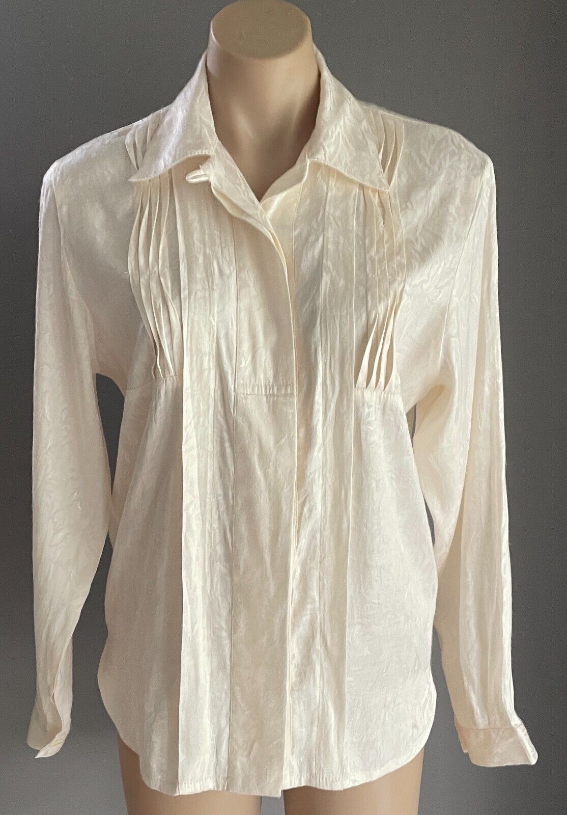 CAPITOL Cream Blouse Jacquard Fabric Long Sleeve Top Size 8 Button Front Pleated
