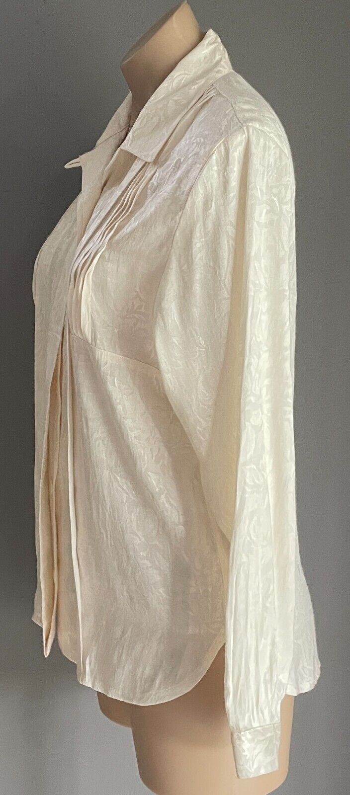 CAPITOL Cream Blouse Jacquard Fabric Long Sleeve Top Size 8 Button Front Pleated