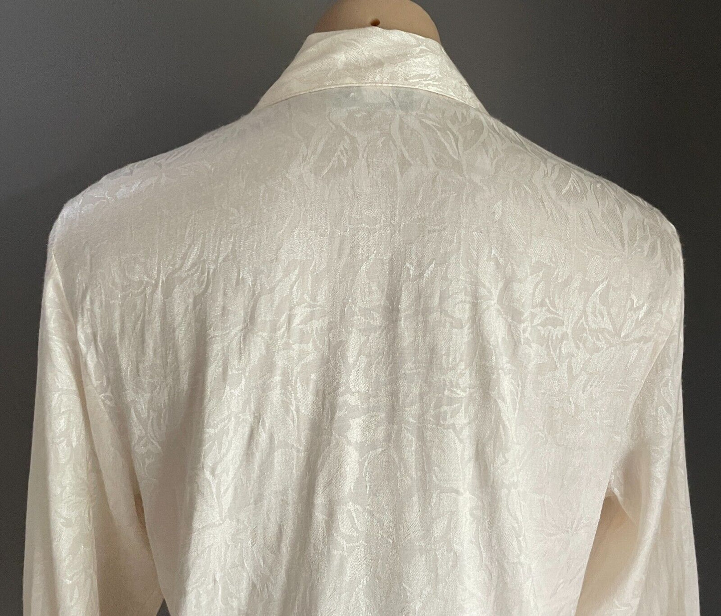 CAPITOL Cream Blouse Jacquard Fabric Long Sleeve Top Size 8 Button Front Pleated