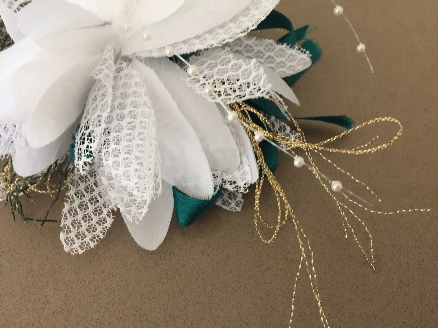 FASCINATOR Hair Comb White Green Gold Feather Tulle & Ribbon Feathers Races NEW