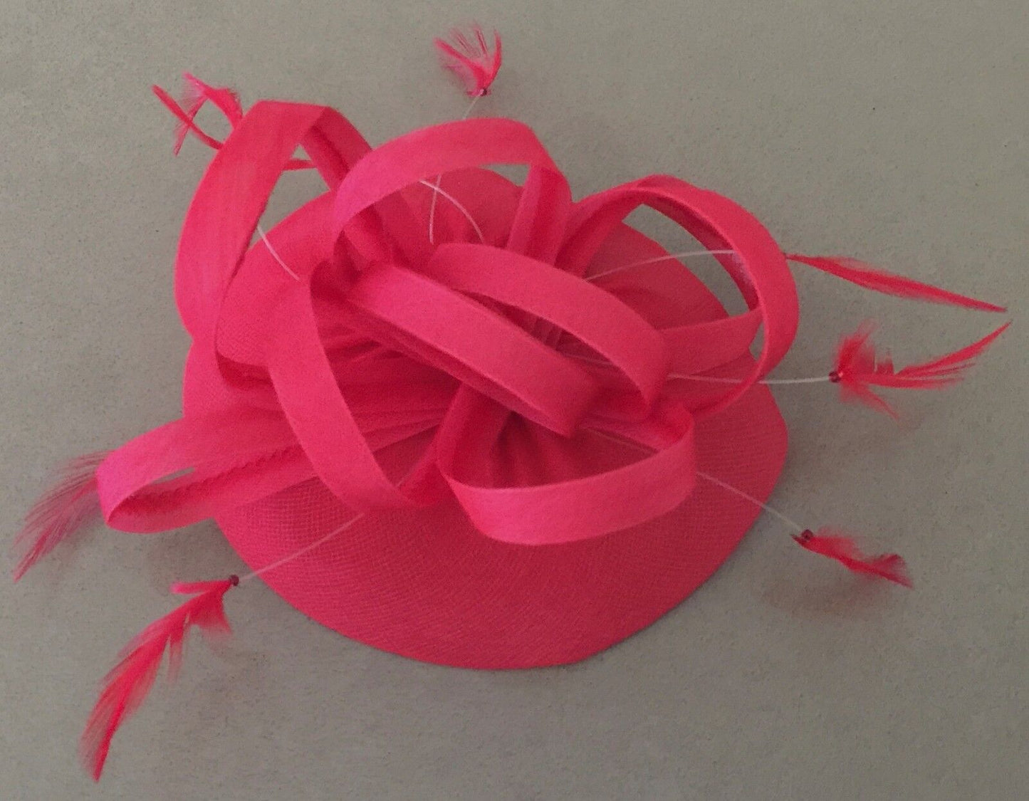 FASCINATOR HAIR CLIP Coral Red Feathers & Beads Style W Clip Formal Races NEW