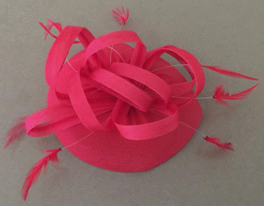 FASCINATOR HAIR CLIP Coral Red Feathers & Beads Style W Clip Formal Races NEW