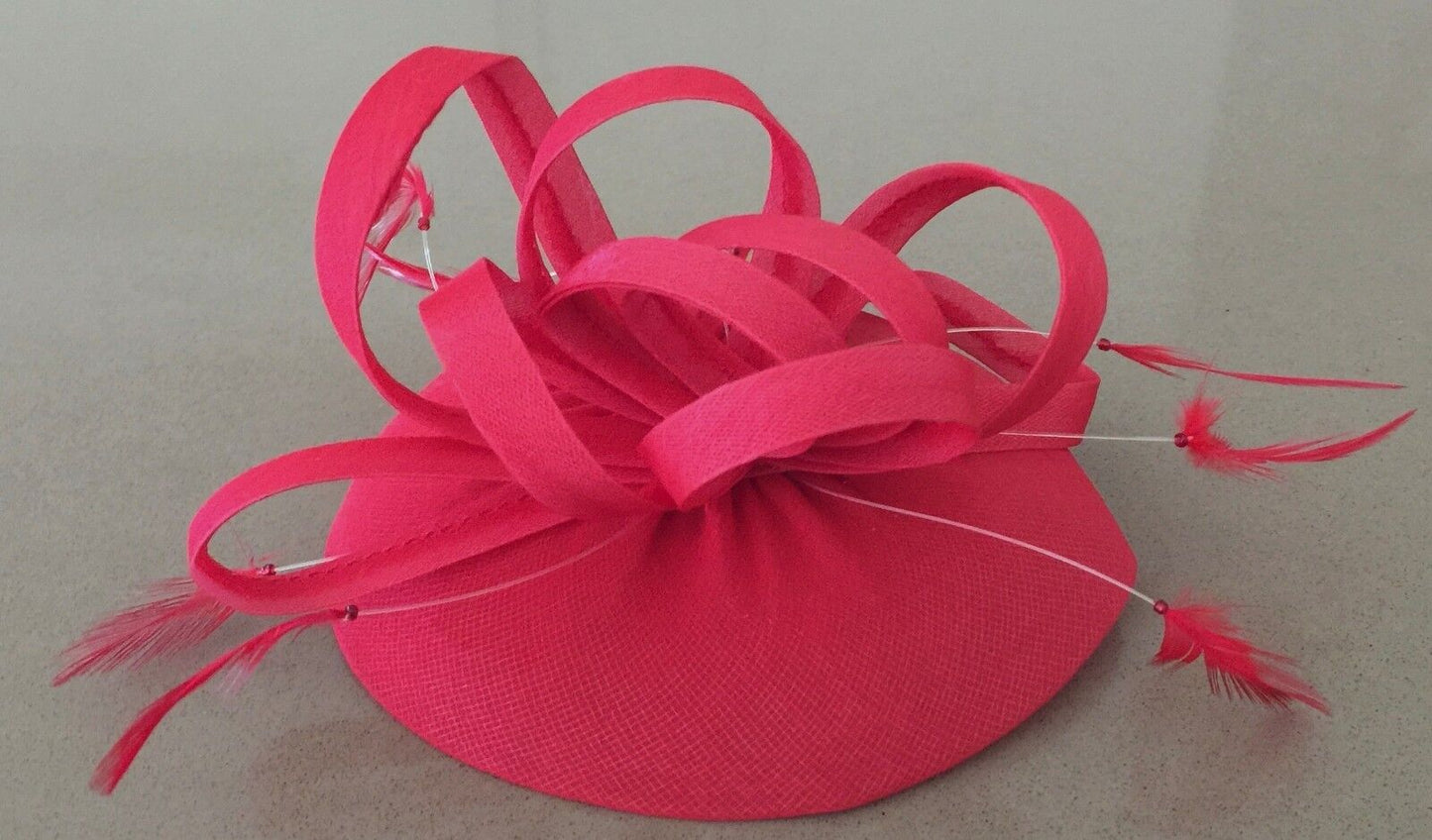 FASCINATOR HAIR CLIP Coral Red Feathers & Beads Style W Clip Formal Races NEW