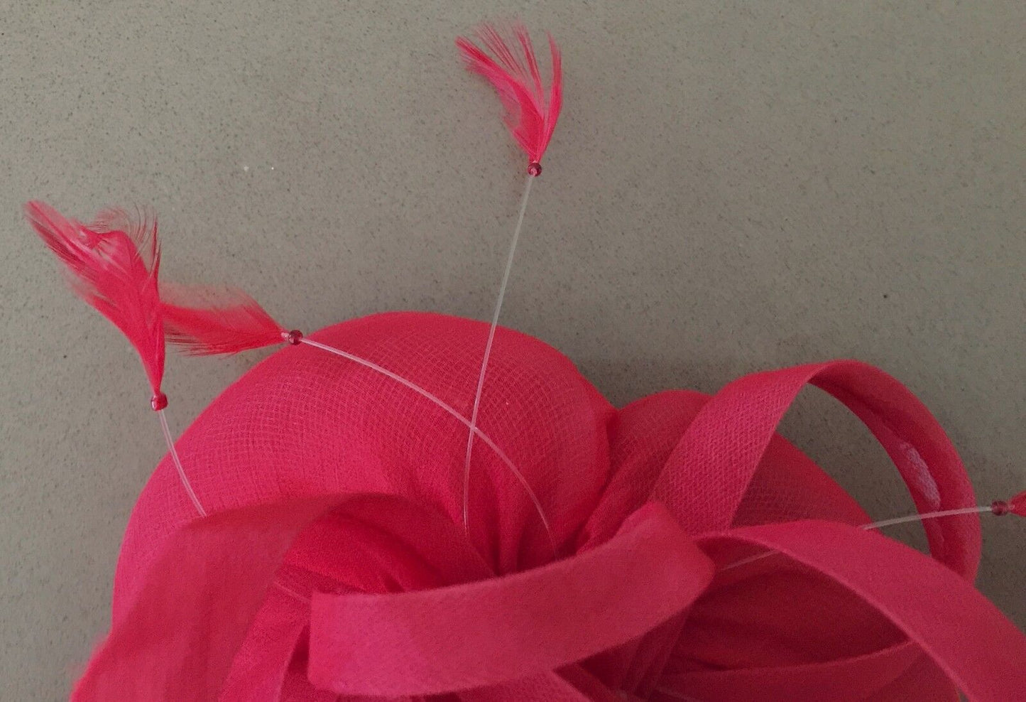 FASCINATOR HAIR CLIP Coral Red Feathers & Beads Style W Clip Formal Races NEW