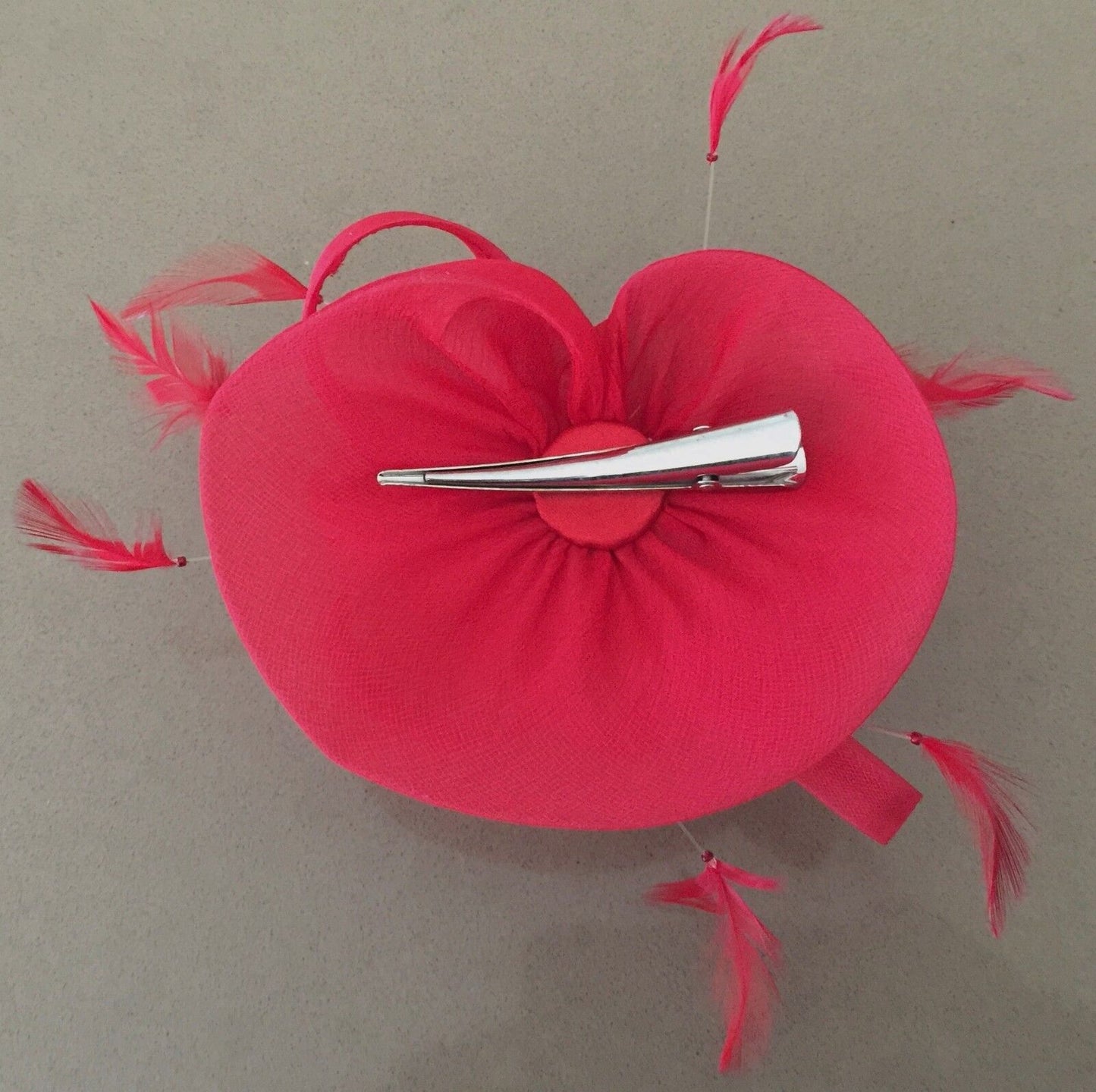 FASCINATOR HAIR CLIP Coral Red Feathers & Beads Style W Clip Formal Races NEW