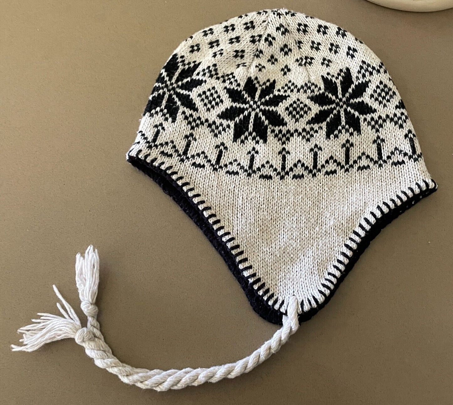 Trapper/Ear Flap Hat Beige/White/Black Pattern OSFA Fleece Lined Super Warm