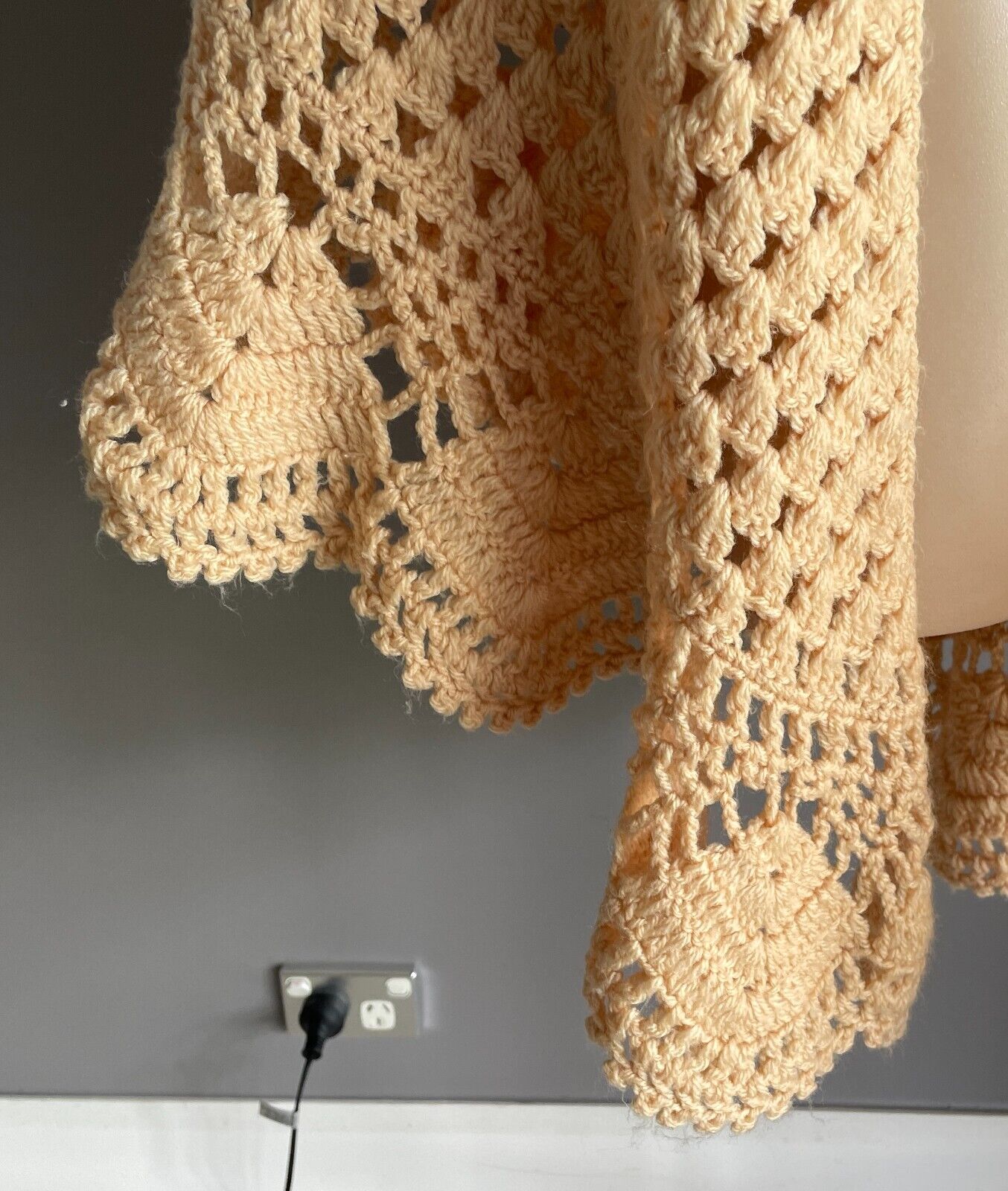 Vintage Ladies Hand Crochet Wheat Colour Knit Wrap Shawl w Scalloped Edge OSFA