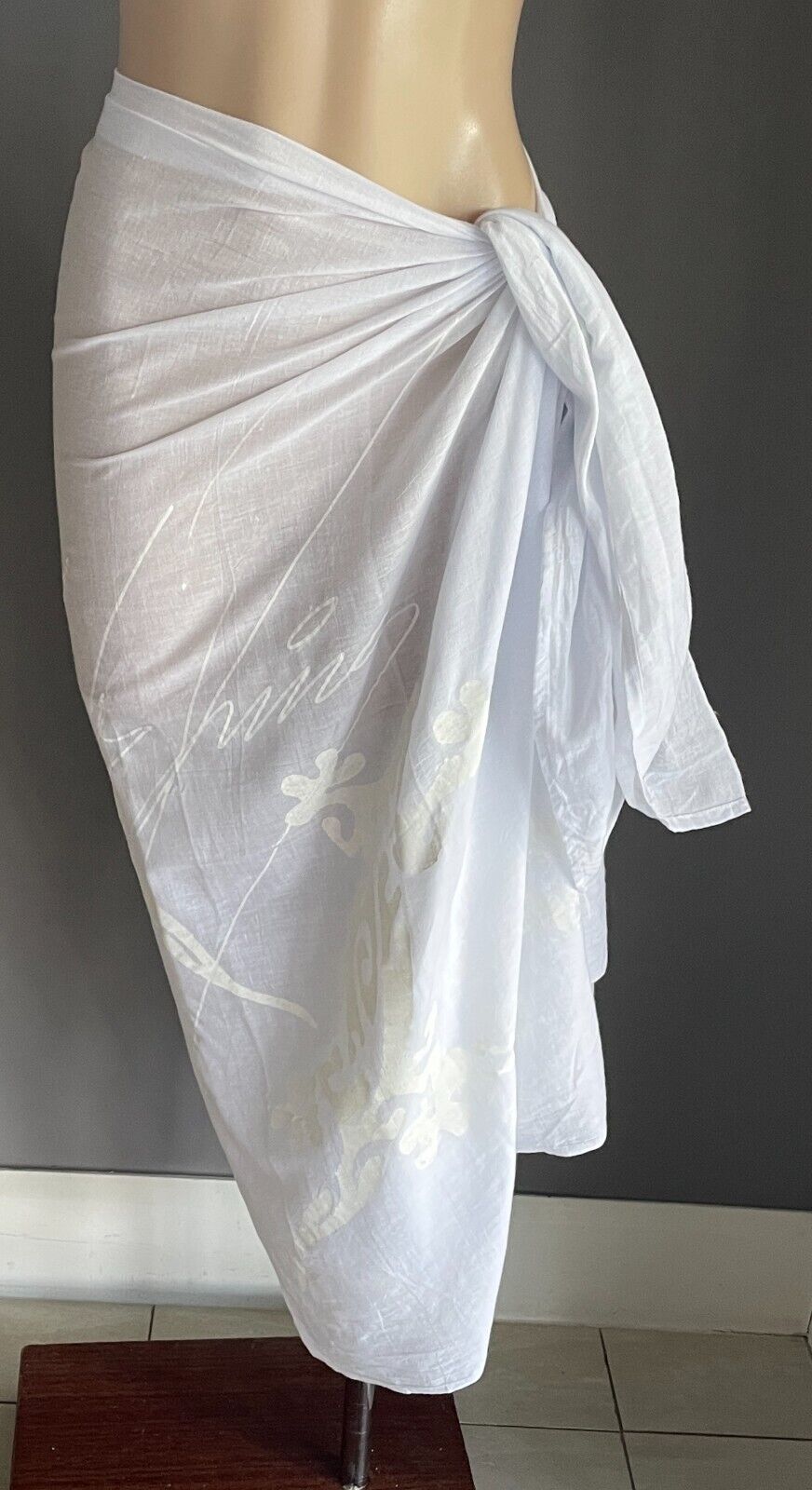 SARONG Scarf Abstract Print White Cotton Fabric To Fit Sizes 8  12 Stunning NEW