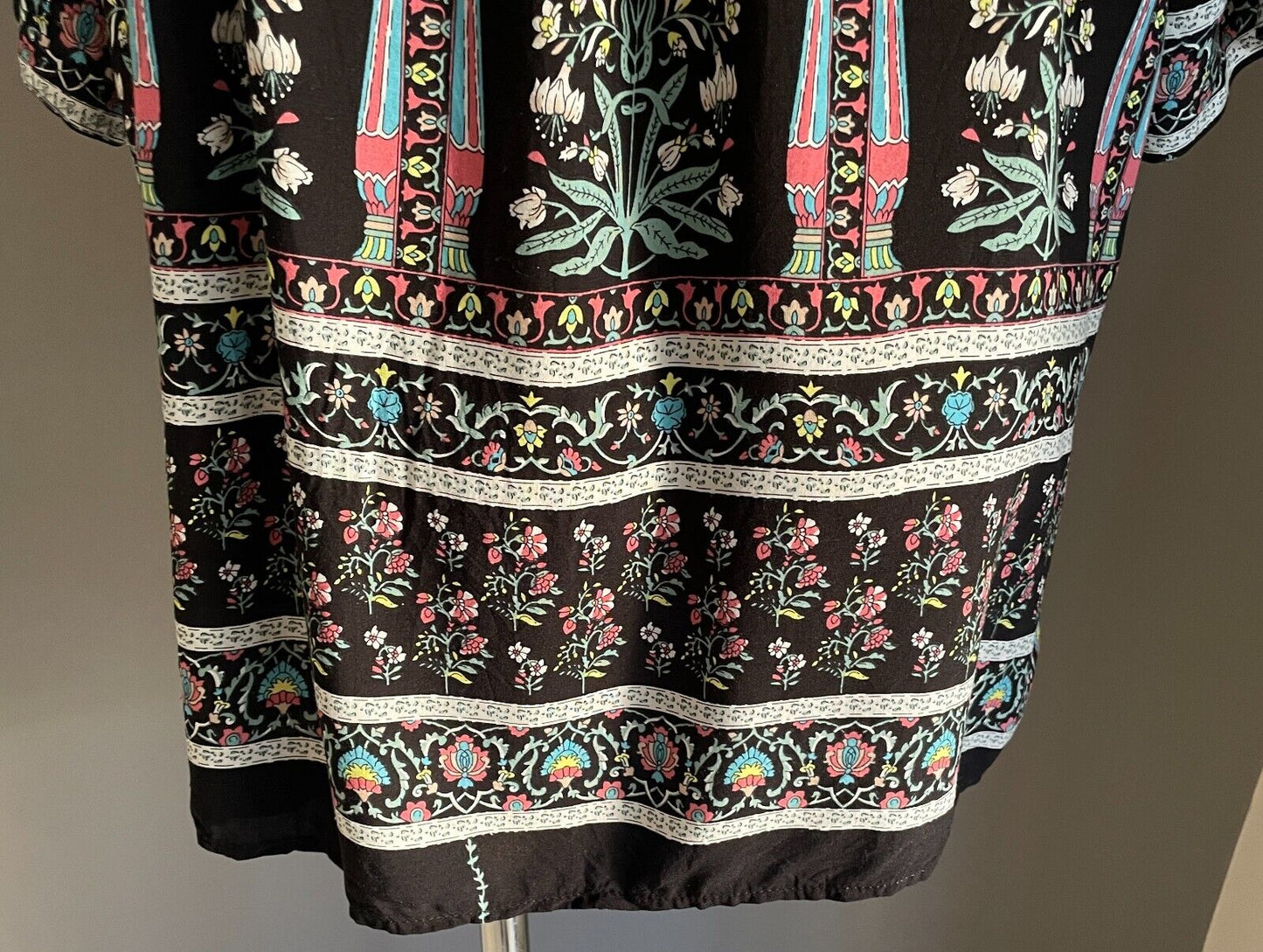 Peasant Top Black Multicoloured Print 3 Button Front Blouse Size 20 Short Sleeve