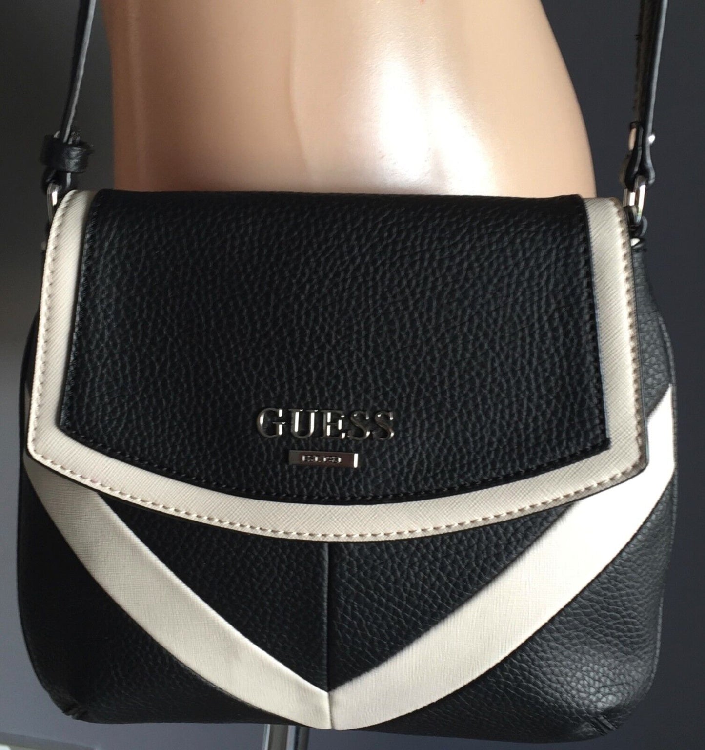 GUESS SADDLE BAG Shoulder Bag Black & Ivory Pebble Pleather w Strap NEW Retro