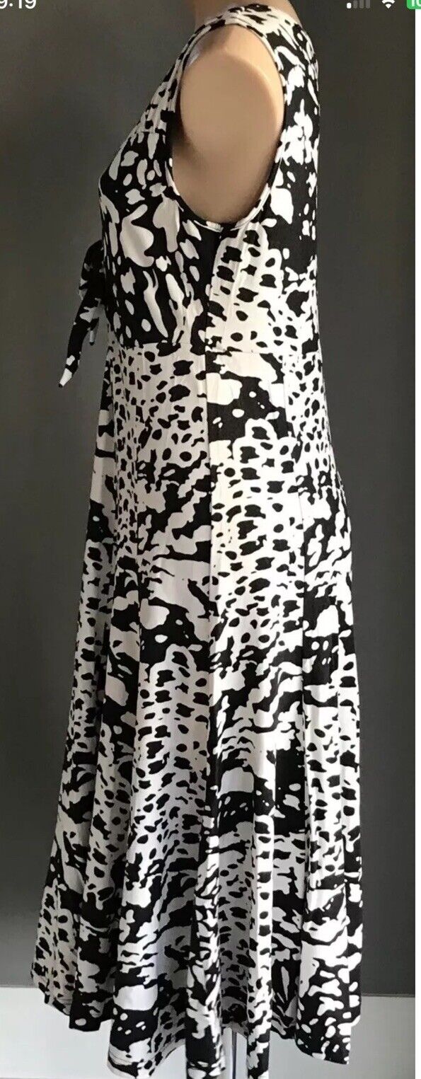 CHELSEA DESIGN  Sheath Dress Black Stretch Satin Jersey Beige Knot Trim Size 10