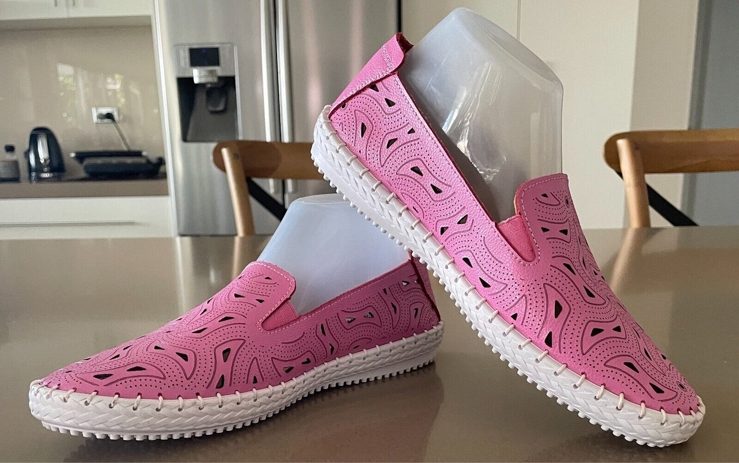 VICTORIA HILL Sneakers Pink Leather Cut Out Pull One White Rubber Sole Size 10