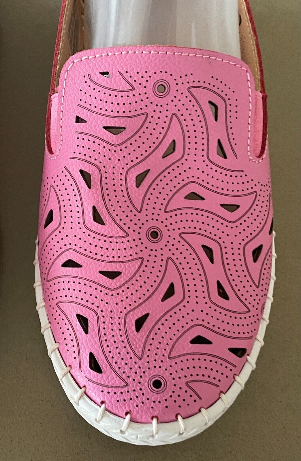 VICTORIA HILL Sneakers Pink Leather Cut Out Pull One White Rubber Sole Size 10