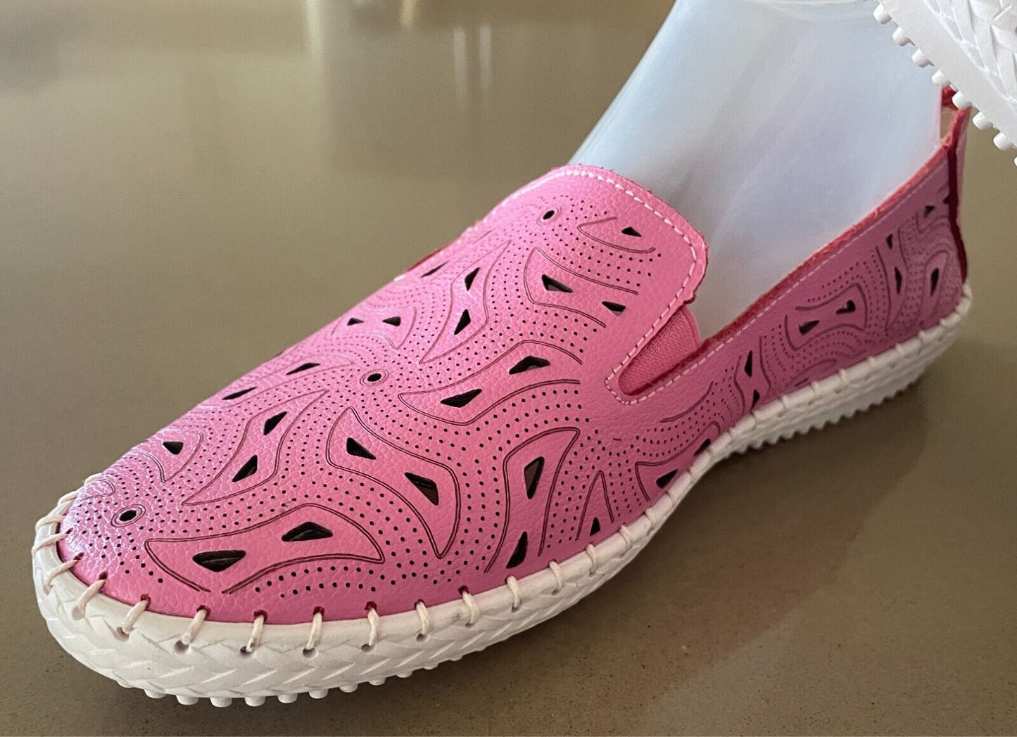 VICTORIA HILL Sneakers Pink Leather Cut Out Pull One White Rubber Sole Size 10
