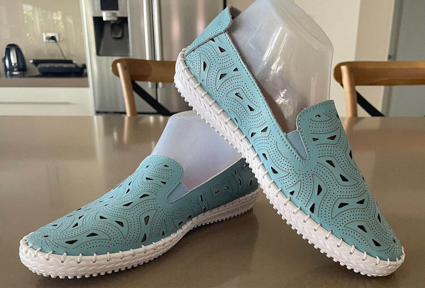 VICTORIA HILL Sneakers Aqua Leather Cut Out Pull One White Rubber Sole Size 10