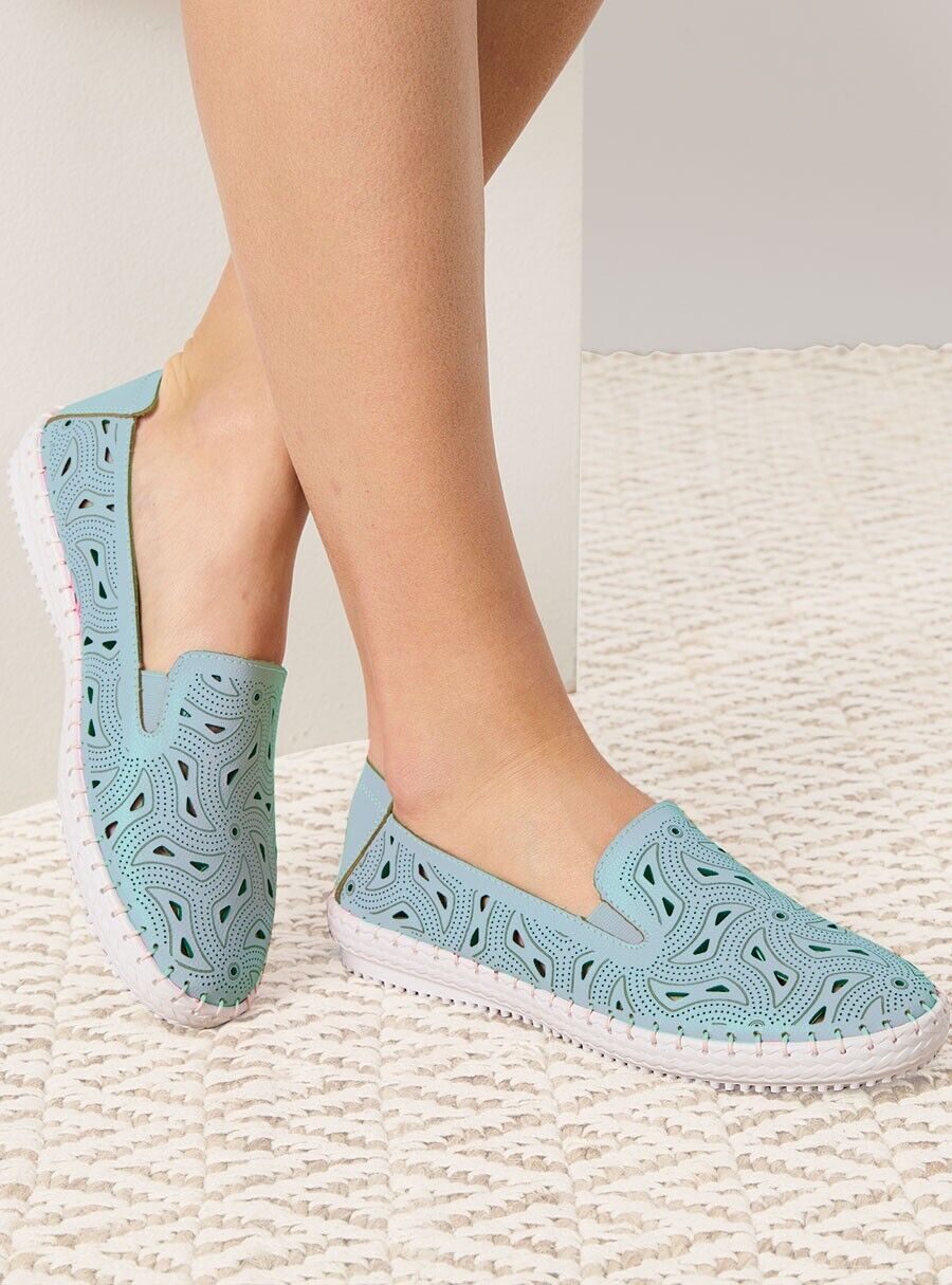 VICTORIA HILL Sneakers Aqua Leather Cut Out Pull One White Rubber Sole Size 10