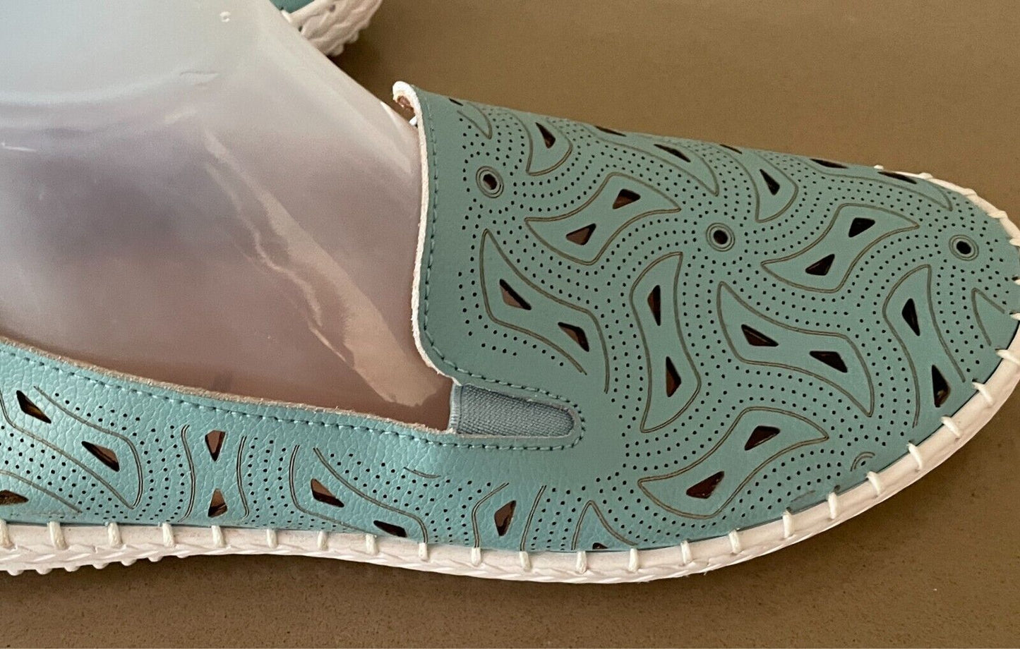 VICTORIA HILL Sneakers Aqua Leather Cut Out Pull One White Rubber Sole Size 10
