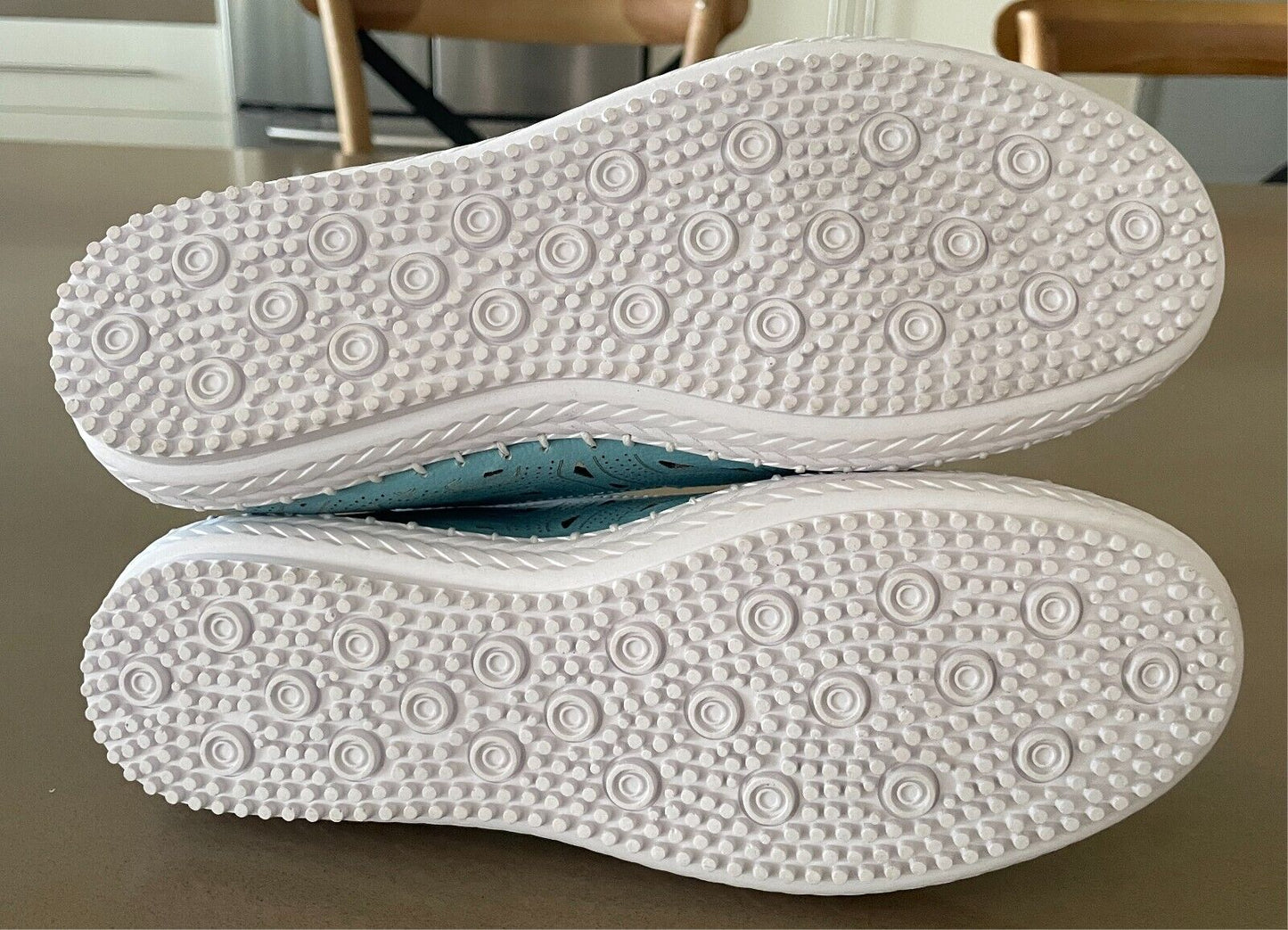 VICTORIA HILL Sneakers Aqua Leather Cut Out Pull One White Rubber Sole Size 10