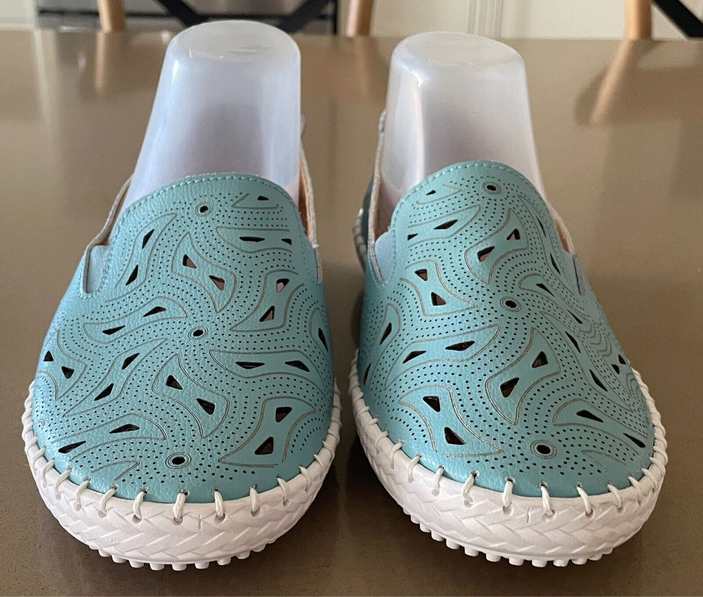 VICTORIA HILL Sneakers Aqua Leather Cut Out Pull One White Rubber Sole Size 10