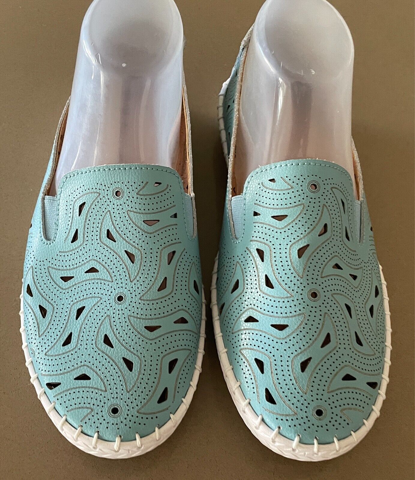 VICTORIA HILL Sneakers Aqua Leather Cut Out Pull One White Rubber Sole Size 10