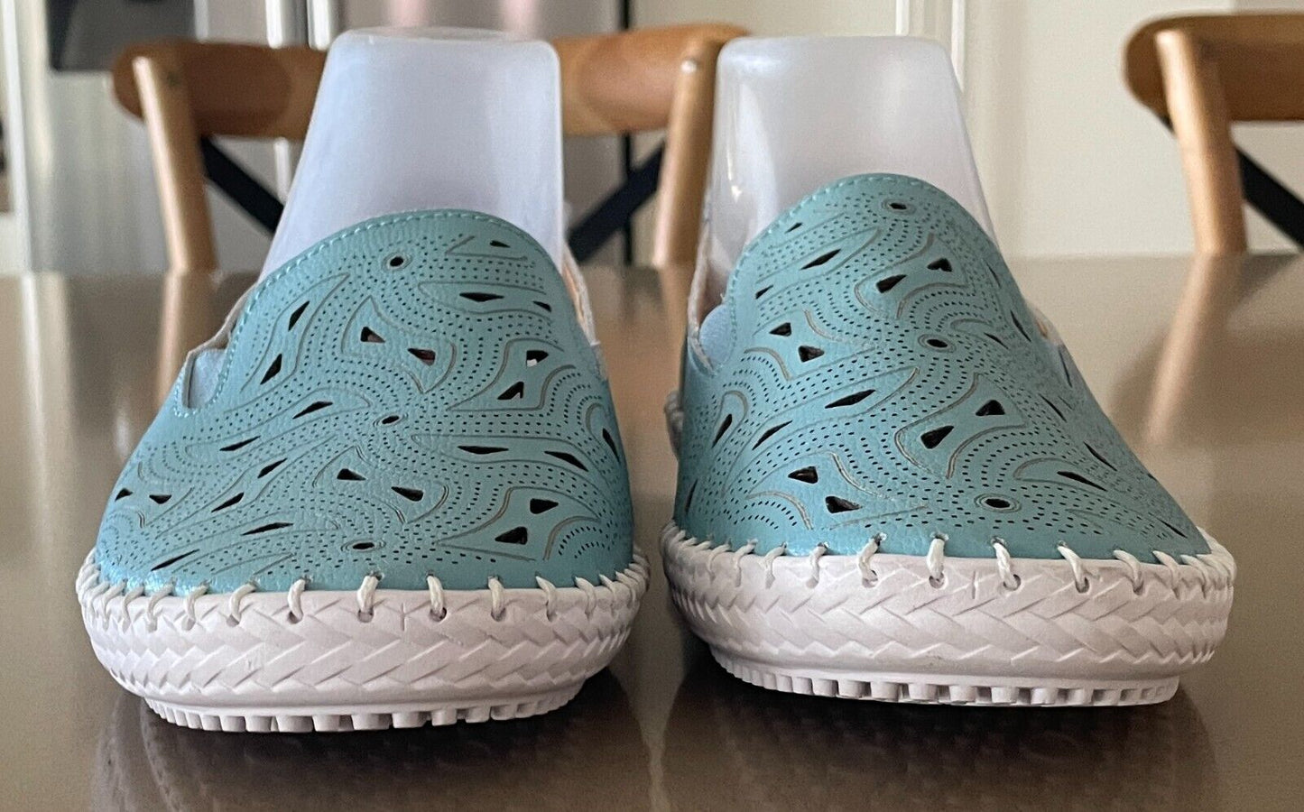 VICTORIA HILL Sneakers Aqua Leather Cut Out Pull One White Rubber Sole Size 10