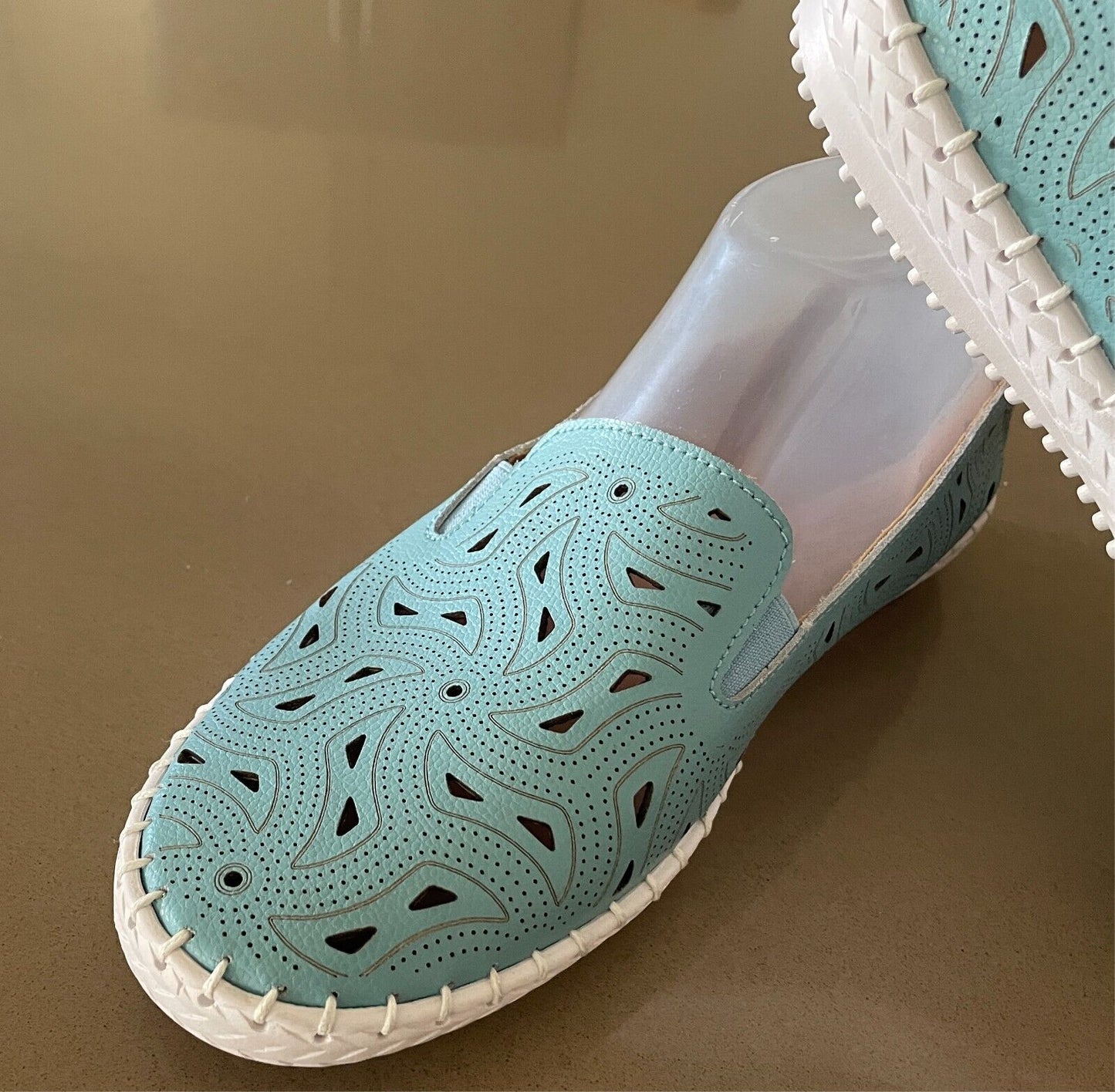 VICTORIA HILL Sneakers Aqua Leather Cut Out Pull One White Rubber Sole Size 10