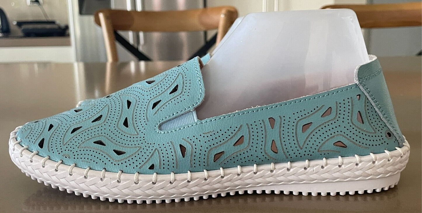 VICTORIA HILL Sneakers Aqua Leather Cut Out Pull One White Rubber Sole Size 10