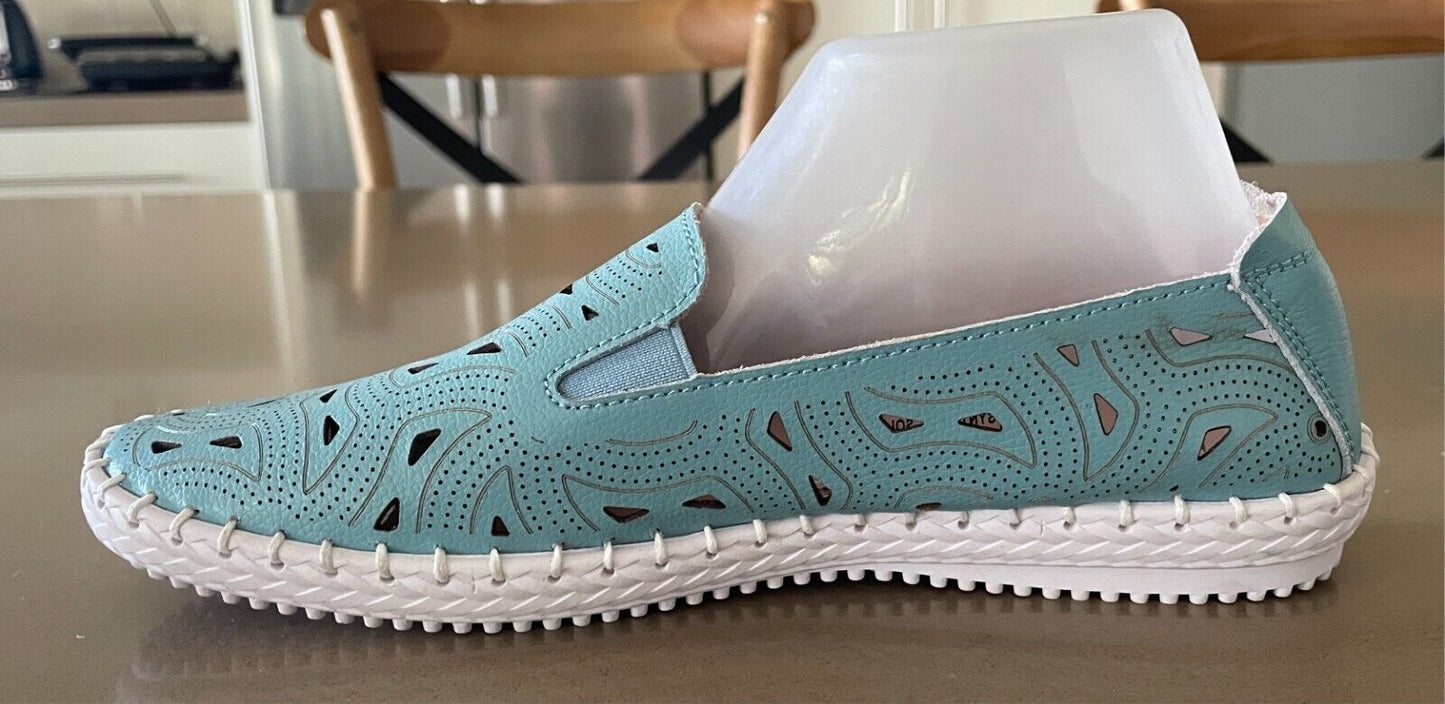VICTORIA HILL Sneakers Aqua Leather Cut Out Pull One White Rubber Sole Size 10