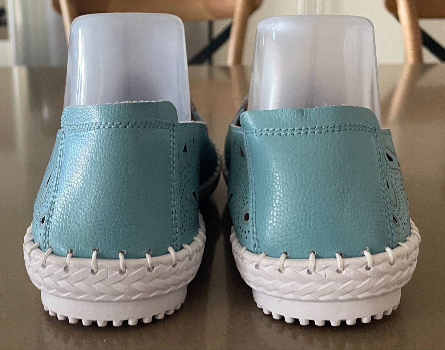 VICTORIA HILL Sneakers Aqua Leather Cut Out Pull One White Rubber Sole Size 10