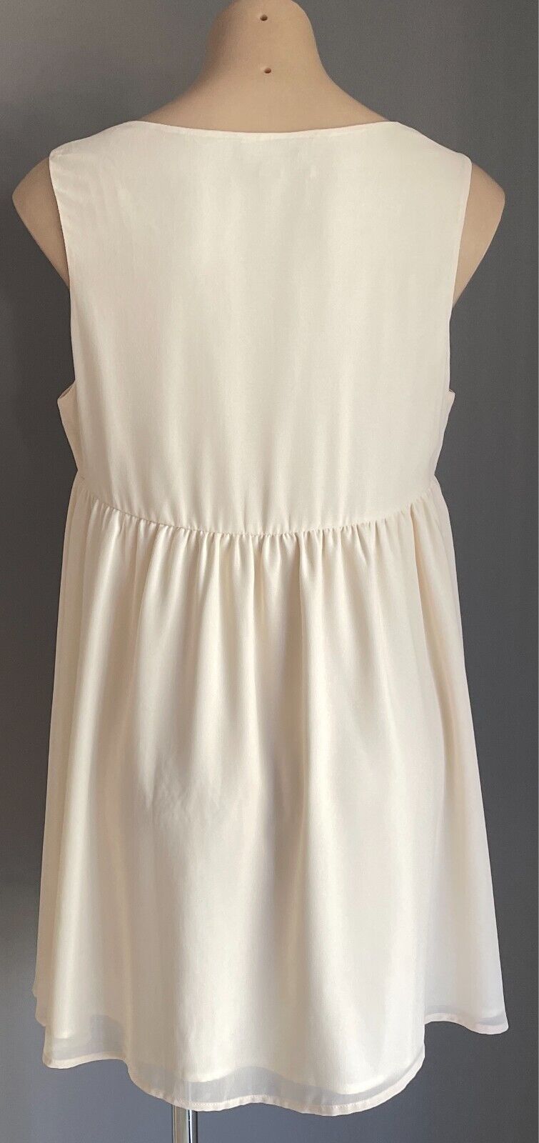 BLUEJUICE Off White Sleeveless Shift Dress Size 14 Button Front Lined Short NEW