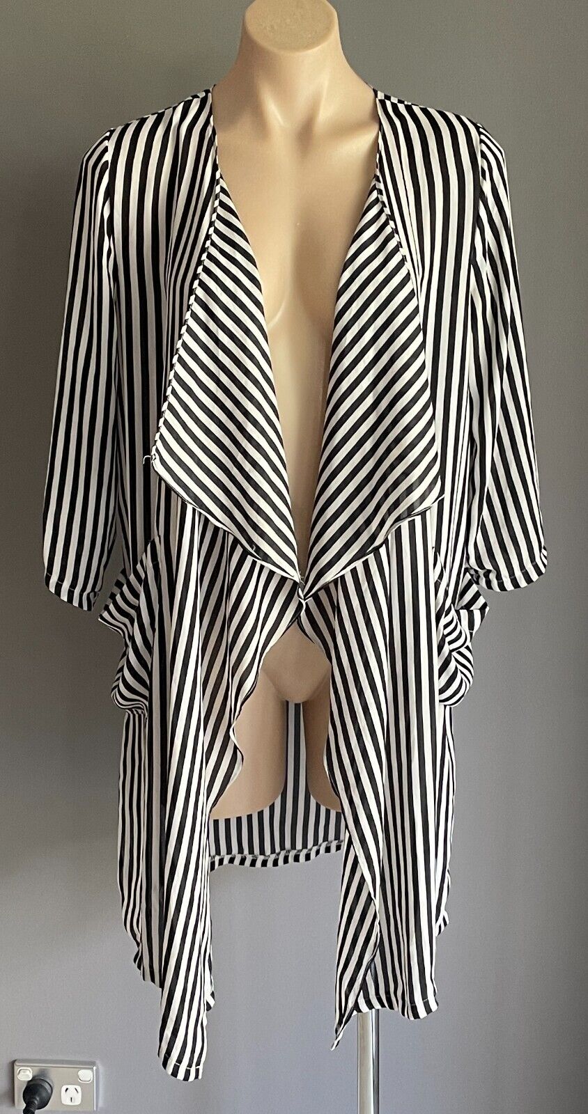 PAPER CLOSET Black White Stripe Waterfall Drape Jacket Size 6 Ruched 3/4 Sleeves