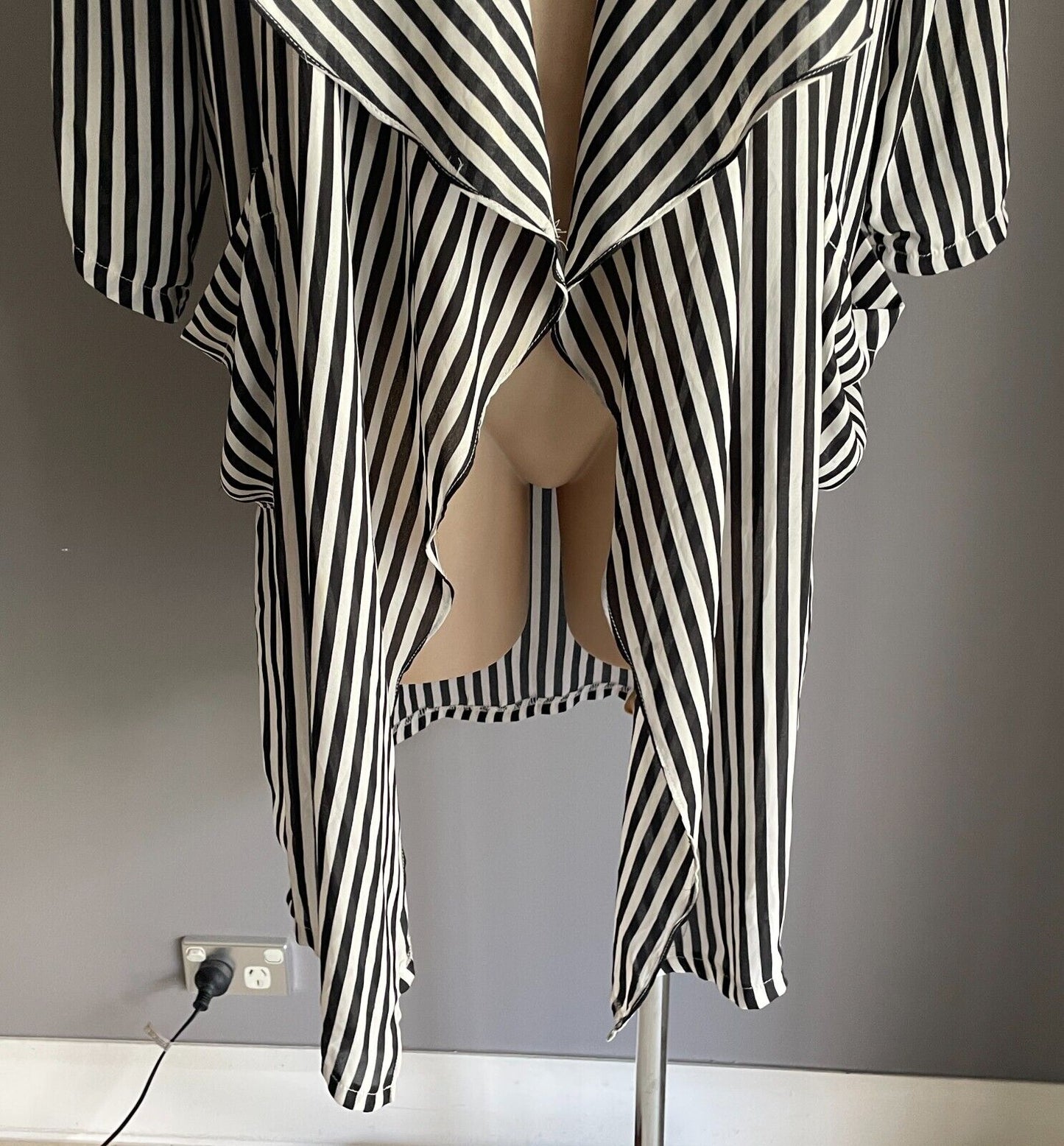 PAPER CLOSET Black White Stripe Waterfall Drape Jacket Size 6 Ruched 3/4 Sleeves
