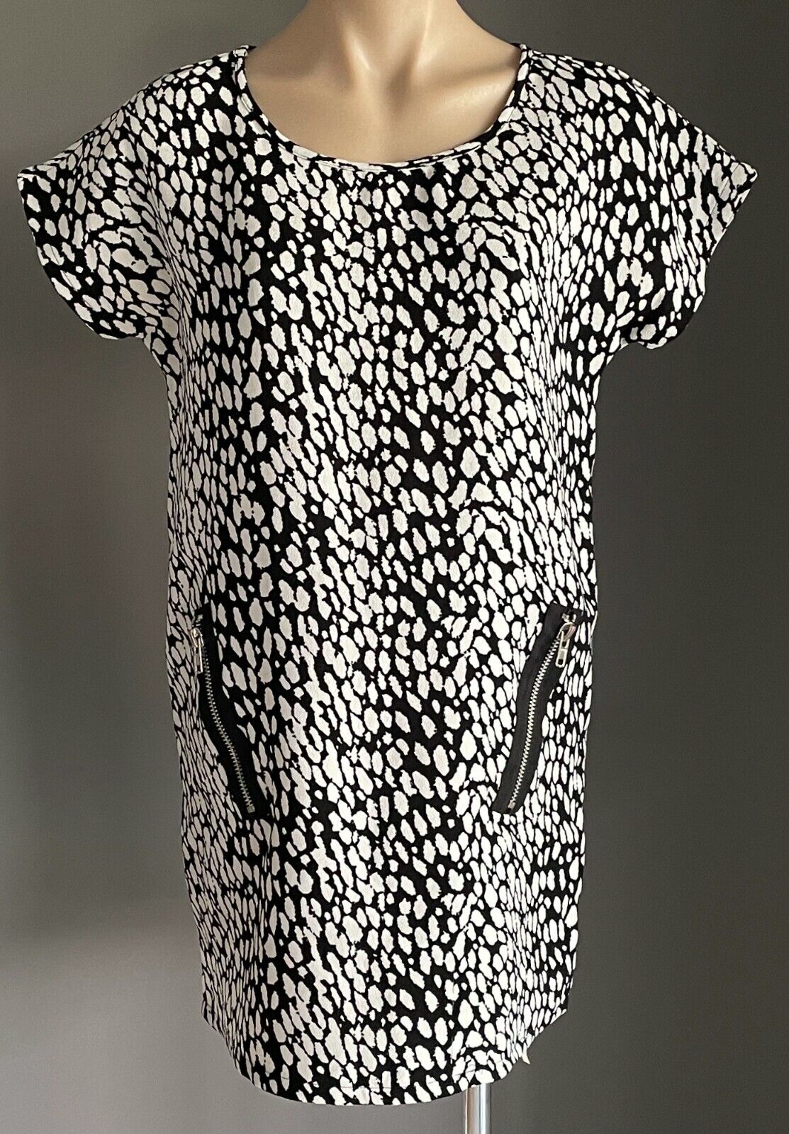 PAPER SCISSORS Dress Black & White Print Extended Sleeve Zip Trim Shift Size 10