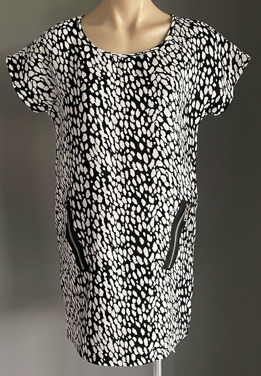 PAPER SCISSORS Dress Black & White Print Extended Sleeve Zip Trim Shift Size 10