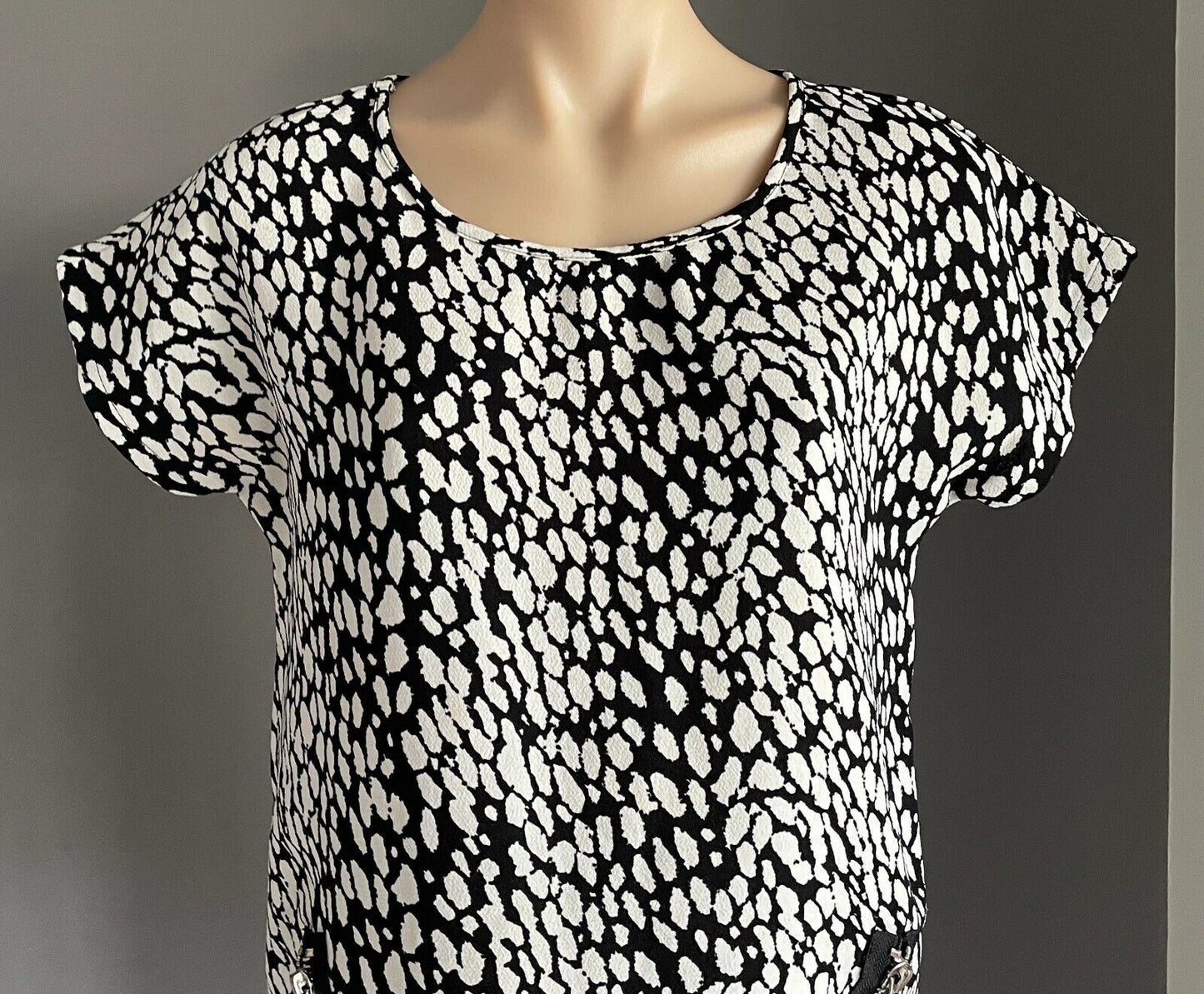 PAPER SCISSORS Dress Black & White Print Extended Sleeve Zip Trim Shift Size 10