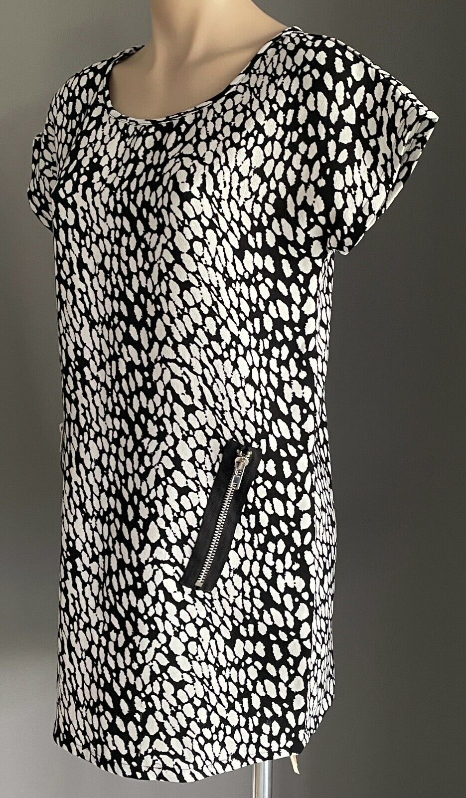 PAPER SCISSORS Dress Black & White Print Extended Sleeve Zip Trim Shift Size 10