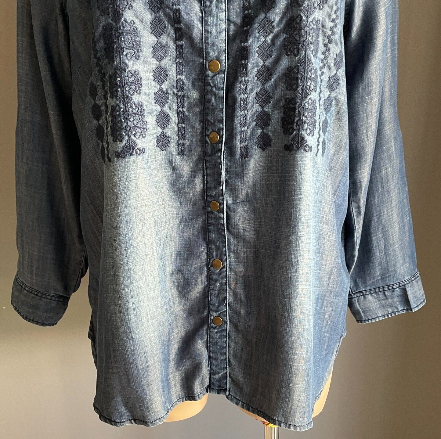 VIRTUELLE TS Chambray Blue Tencel Shirt Long Sleeve Embroidered Size 22 NEW