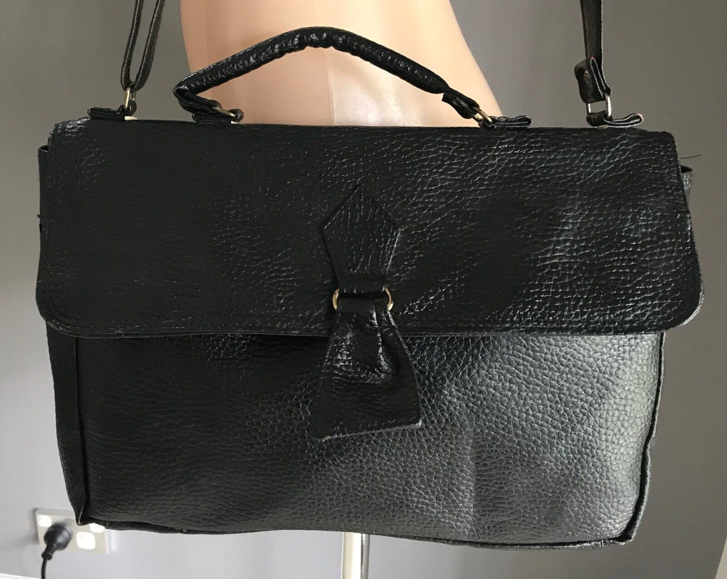 BAG TRADER Cross Body Bag Pebble Look Black Vinyl Satchel Bag Vintage