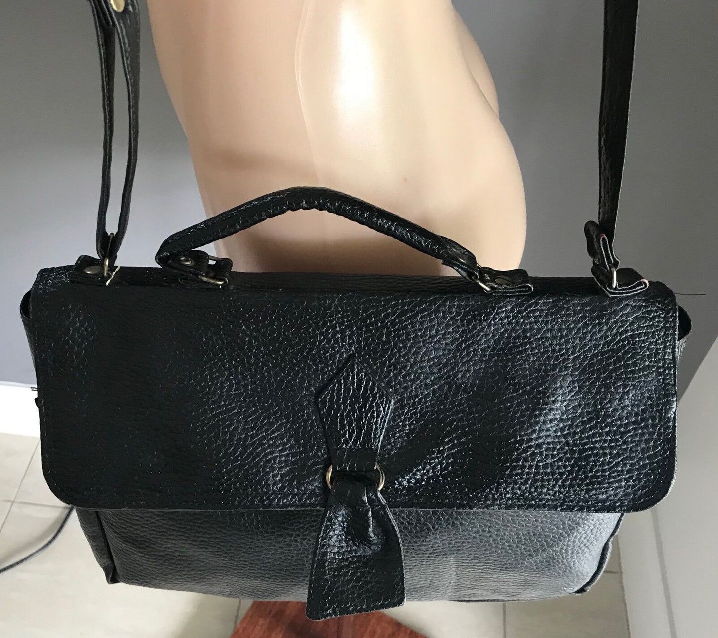 BAG TRADER Cross Body Bag Pebble Look Black Vinyl Satchel Bag Vintage