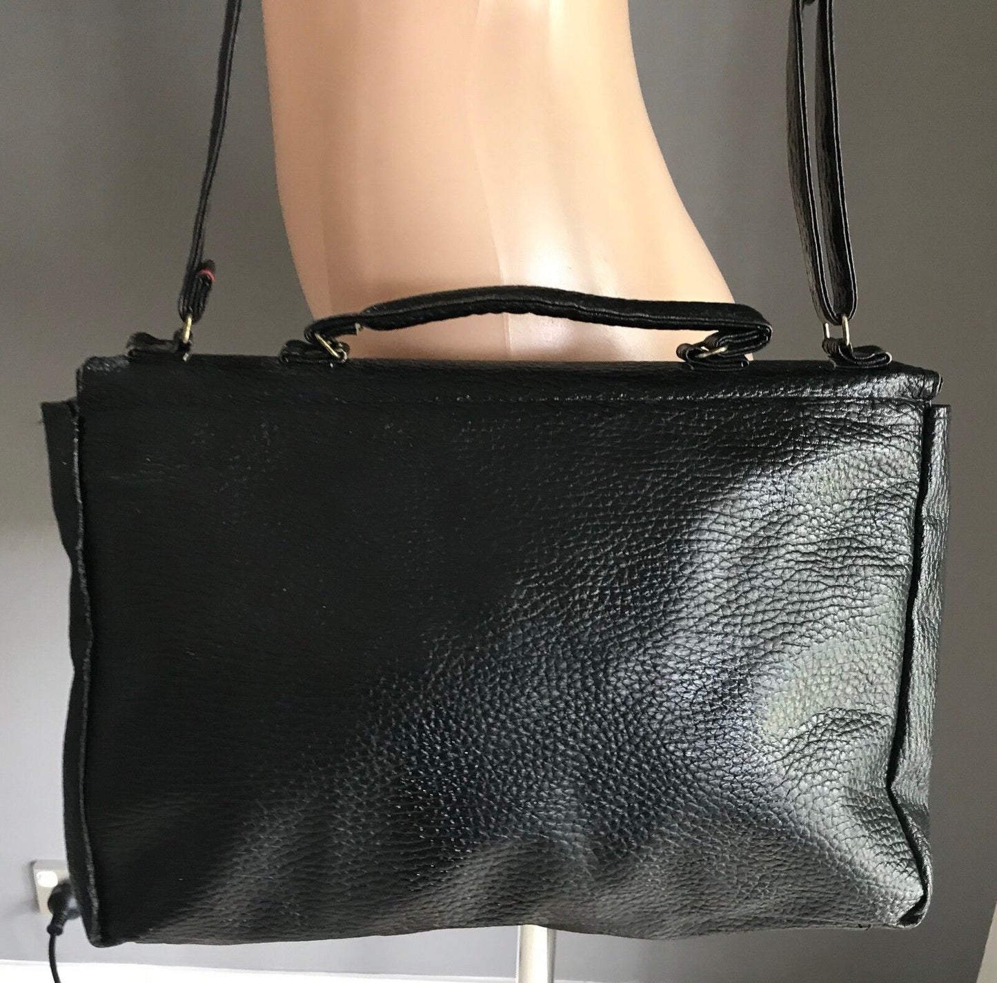 BAG TRADER Cross Body Bag Pebble Look Black Vinyl Satchel Bag Vintage